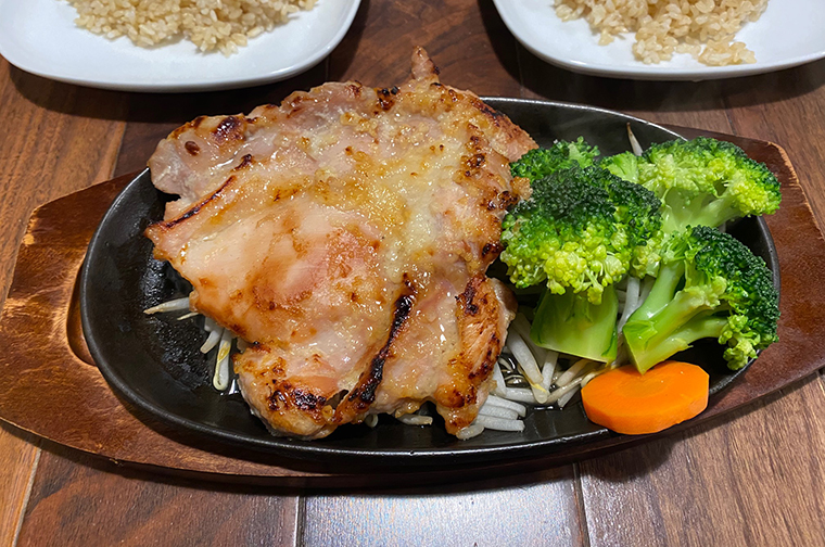 筋肉食堂の料理：皮なし鶏モモ肉の柔らか塩麹焼き